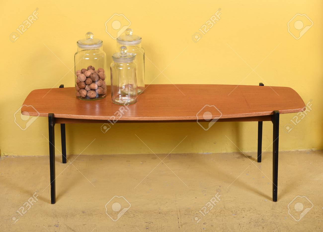 Meuble Nature Morte De Table Basse Retro Avec Collection De Trois