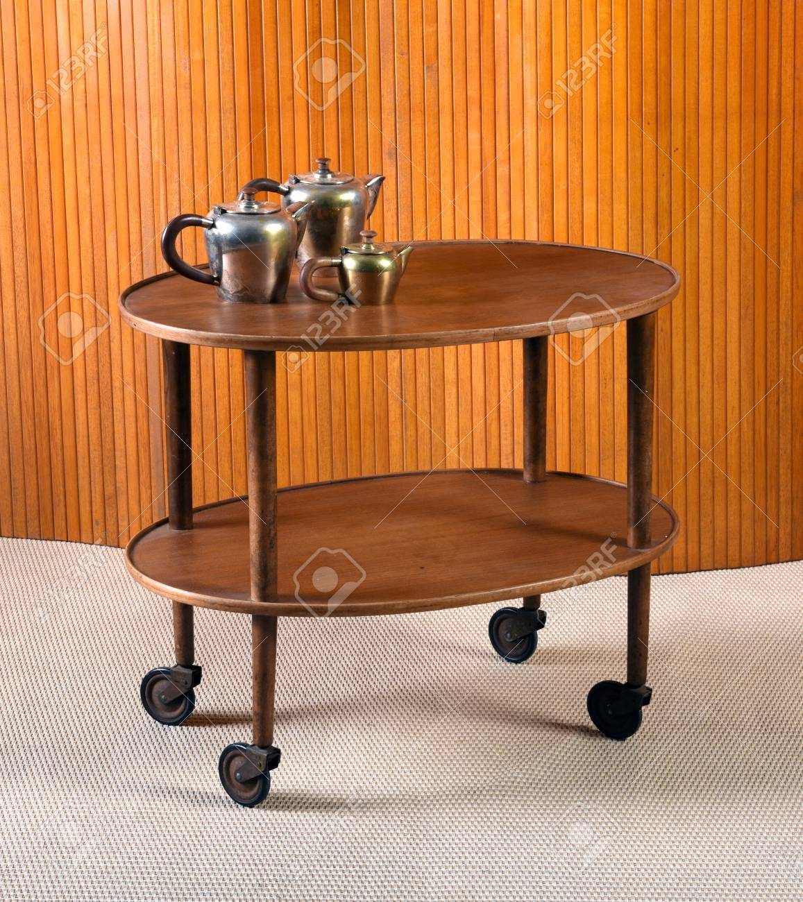 Carro De Madera Oval Sobre Ruedas Con Un Servicio De Te De Metal