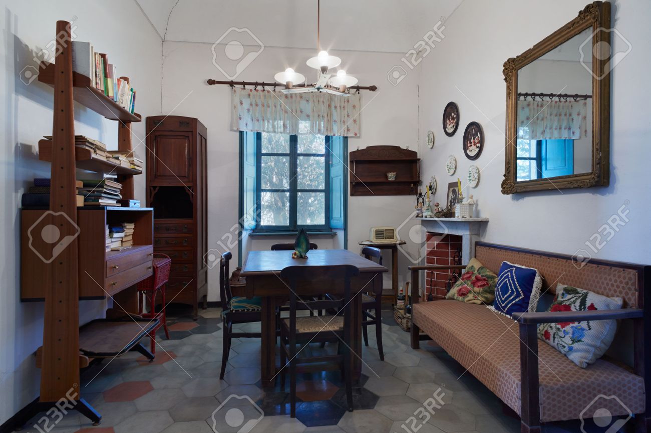 イタリアの古い家のリビング ルーム の写真素材 画像素材 Image