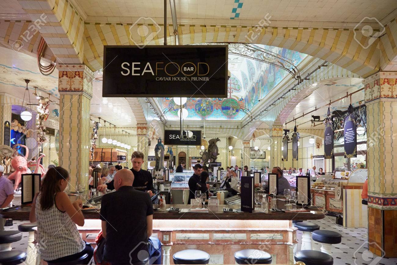 Kaufhaus Harrods Interieur, Meeresfrüchte Bereich Mit Menschen In ... Kaufhaus Harrods Interieur, Meeresfrüchte Bereich Mit Menschen In ...