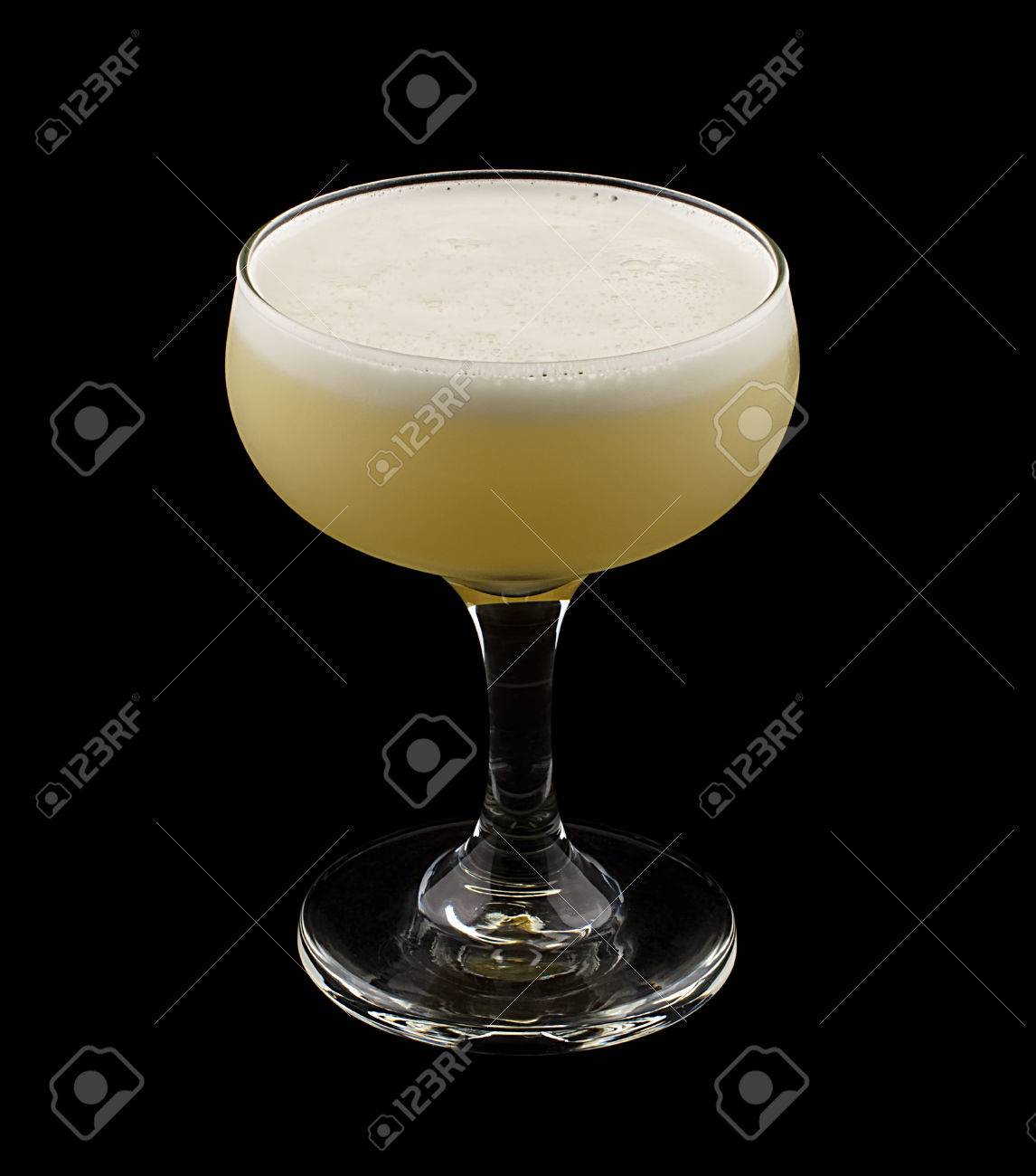 訪問者はジン クレーム ド バナナ コアントロー 卵白 オレンジ ジュースを含むカクテルです の写真素材 画像素材 Image