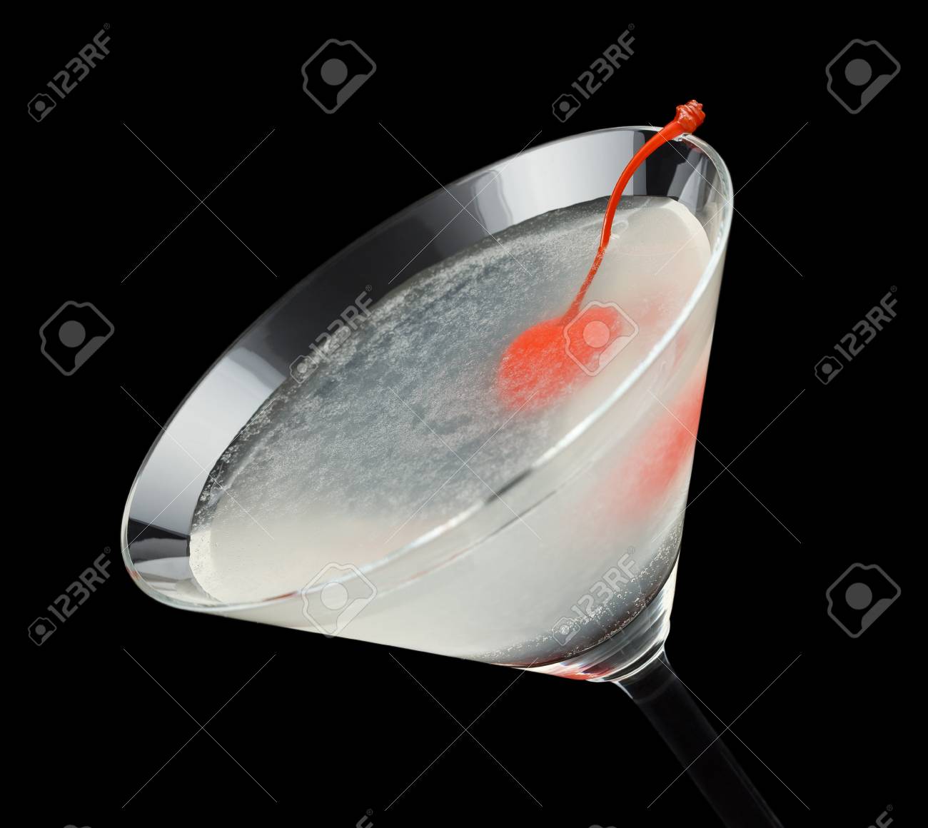 航空はジン マラスキーノ リキュール レモン ジュースを含み マラスキーノ チェリーを添えてカクテル の写真素材 画像素材 Image