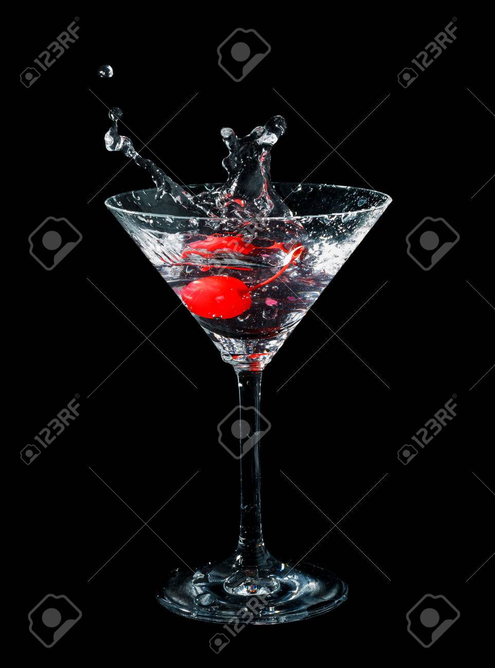 マラスキーノ チェリーをカクテル グラスで黒分離液で落とした の写真素材 画像素材 Image