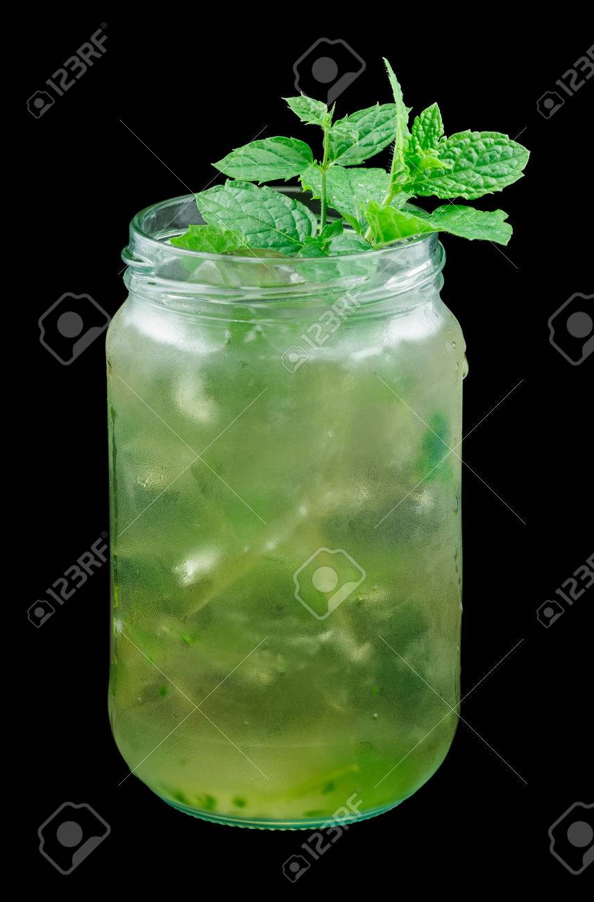 ミント ジュレップはバーボン 粉砂糖 水 ミントが含まれているカクテルです ミントの小枝を添えてください 黒に分離されました の写真素材 画像素材 Image