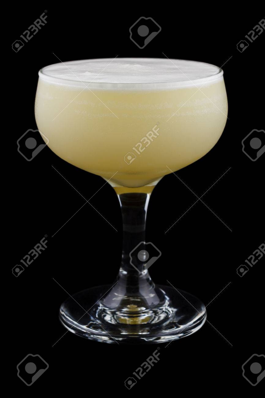 訪問者はジン クレーム ド バナナ コアントロー 卵白 オレンジ ジュースを含むカクテルです の写真素材 画像素材 Image