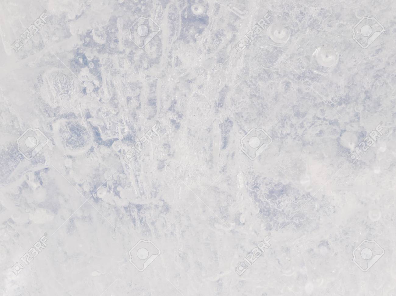 美しい幻想的な抽象化を白壊れやすい気泡で半透明の青氷表面の