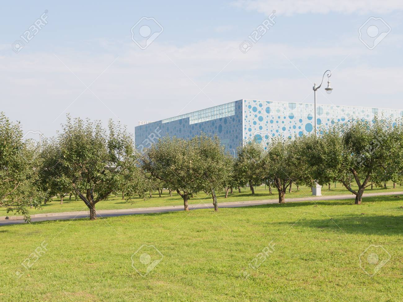 15 年 8 月 13 日 モスクワ ロシアの都市で 夏の天気の良い Michurinsky 公園から Moskvarium 水族館のモスクワ 15 年 8 月 13 日 ビュー の写真素材 画像素材 Image