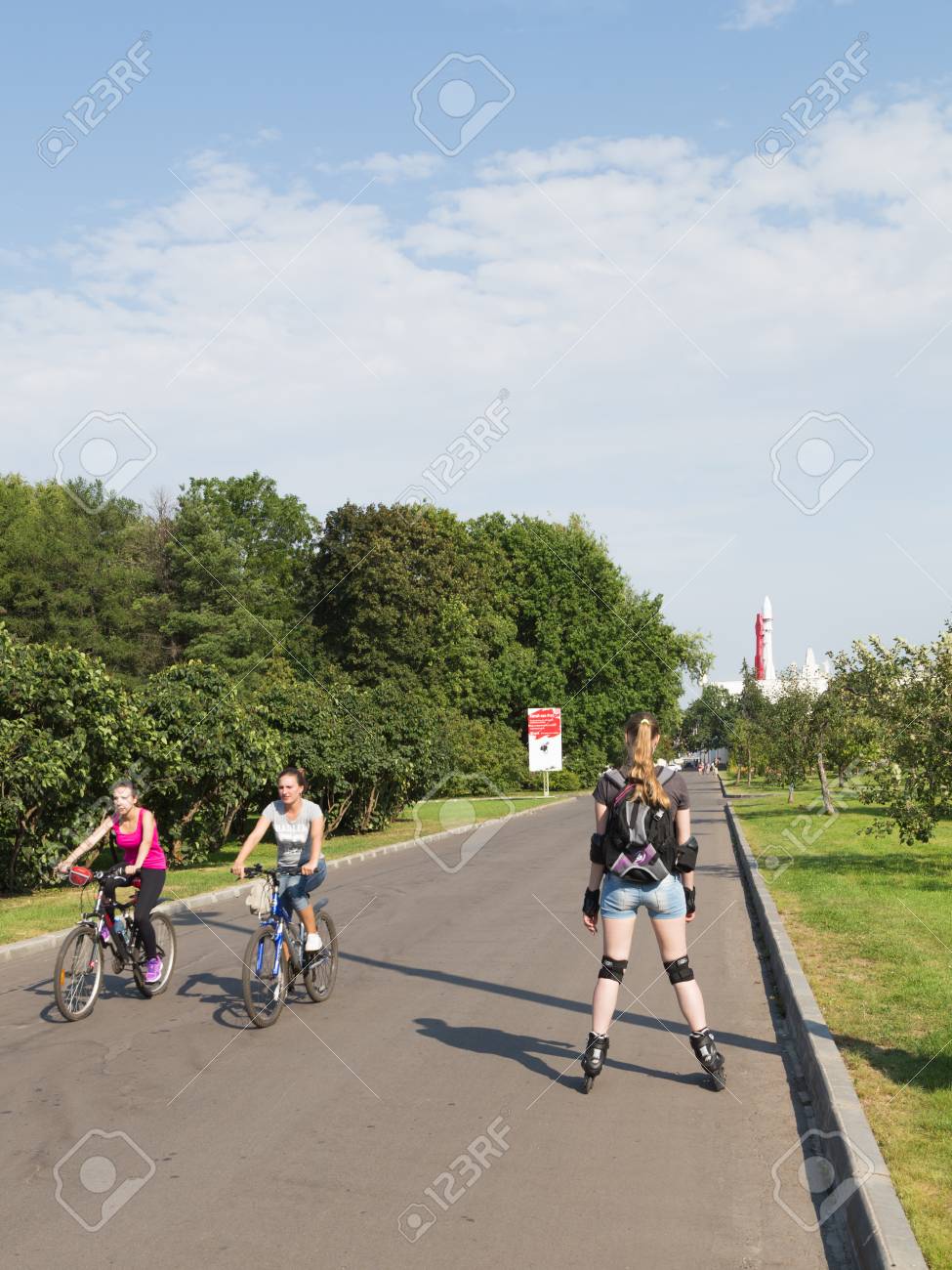 モスクワ 15 年 8 月 13 日 人乗り自転車 15 年 8 月 13 日に市の夏の天気の良いローラー スケート エキシ ビジョン センター モスクワ ロシア の写真素材 画像素材 Image