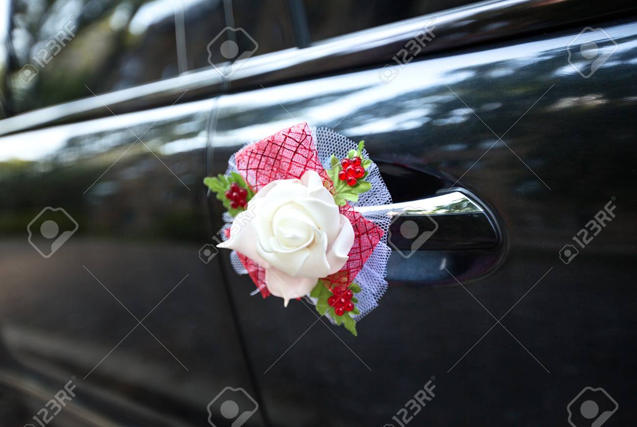 ハンドルのクローズ アップの飾りと黒結婚式の車 の写真素材 画像素材 Image