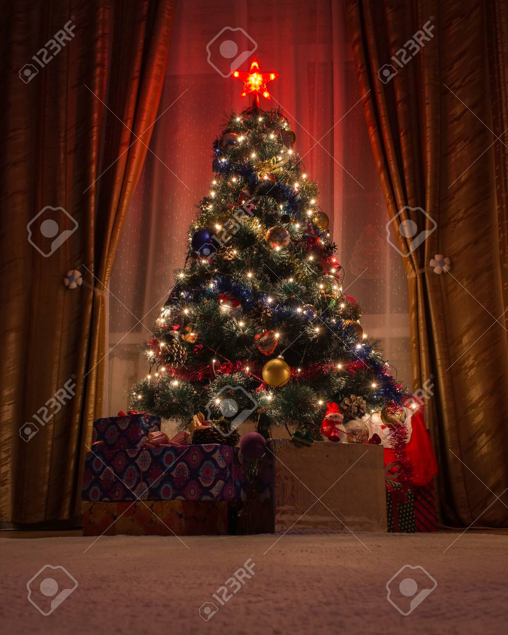 Alberi Immagini Di Natale Bellissime.Immagini Stock La Stanza E Un Bellissimo Albero Di Natale Image 52907363