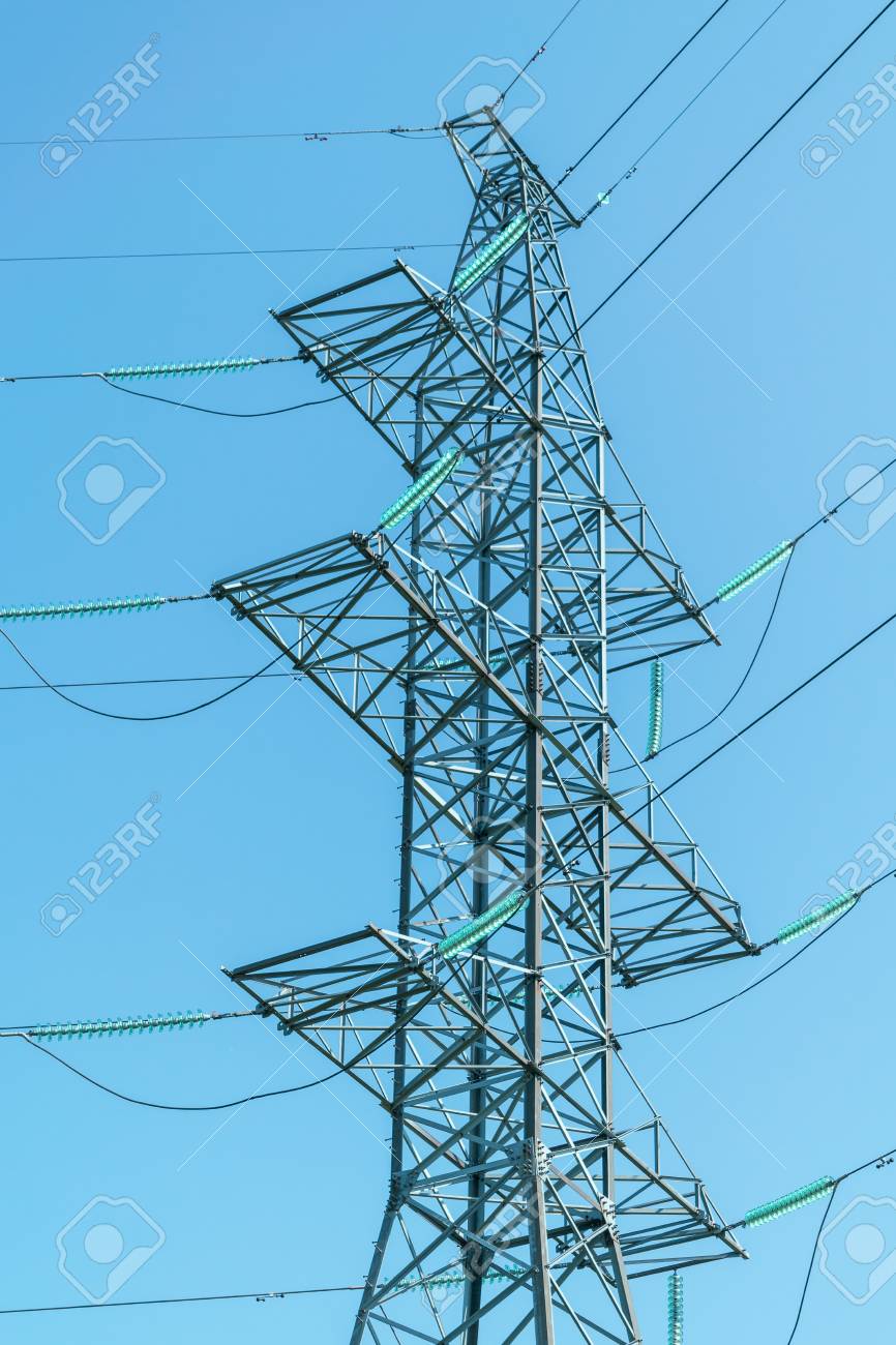 ガラス絶縁体でサポート高電圧送電線の設計 高圧線と 4 つのレベルの送電線 の写真素材 画像素材 Image