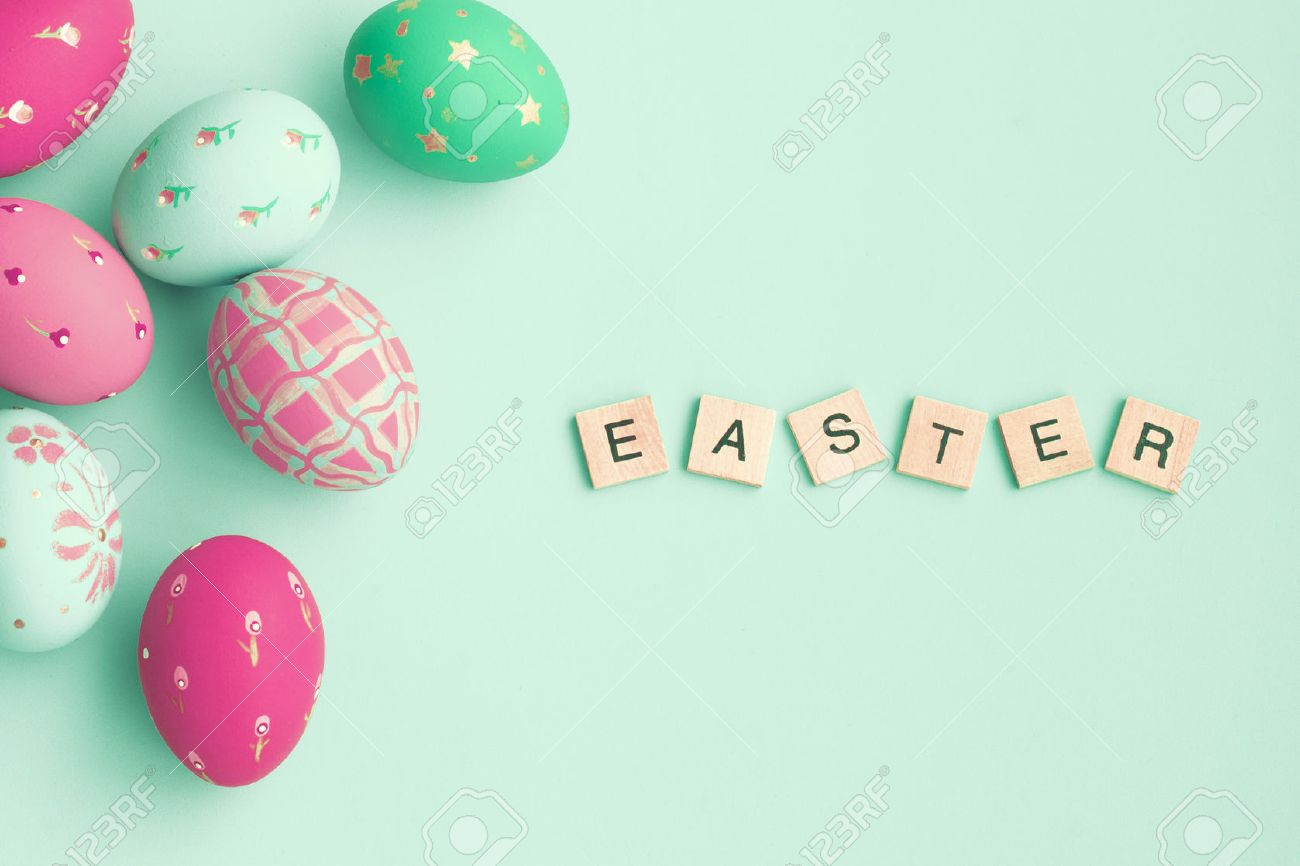 タイルのイースター メッセージとミントの背景にヴィンテージのパステル イースターエッグ の写真素材 画像素材 Image