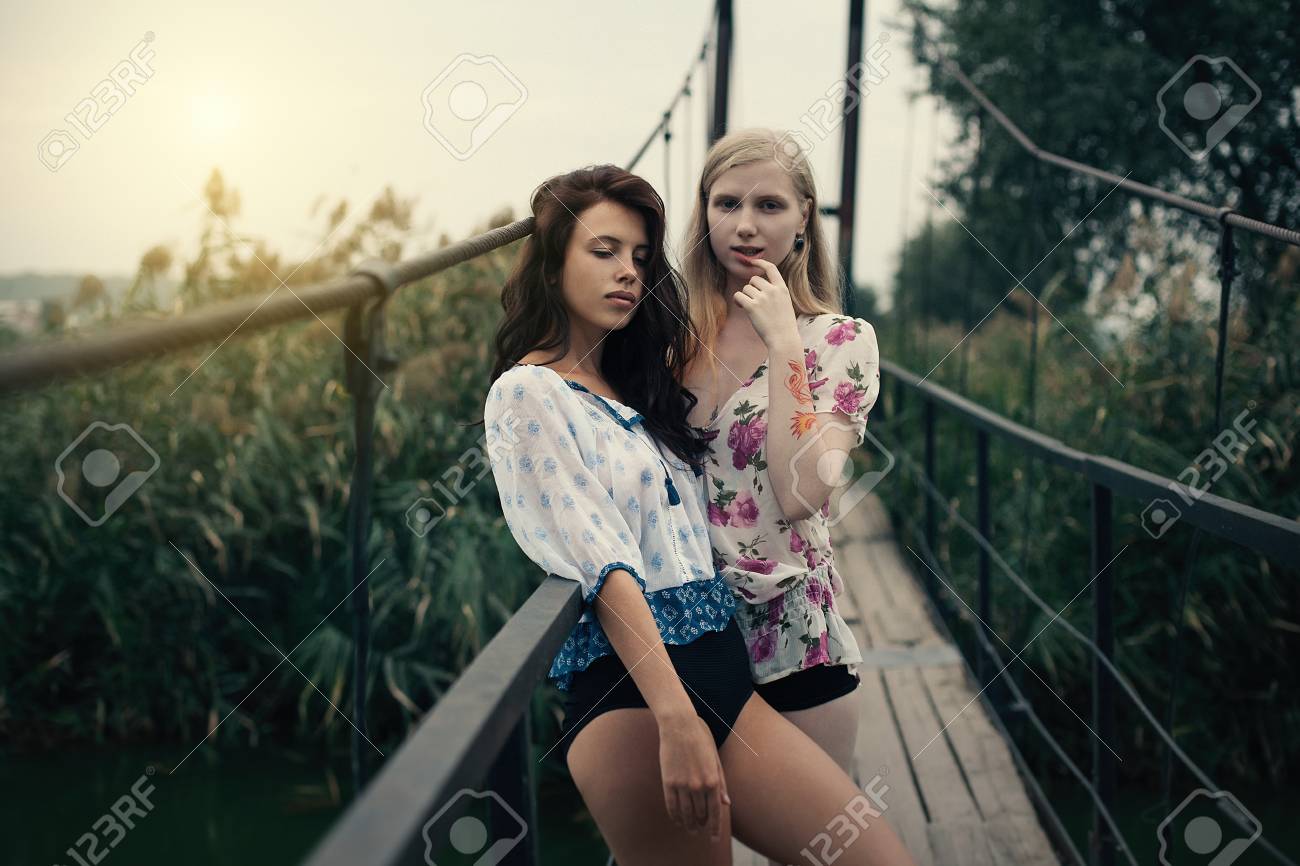 Zwei brünette Girls werden im Urlaub zu Lesben Zwei brünette Girls werden im Urlaub zu Lesben