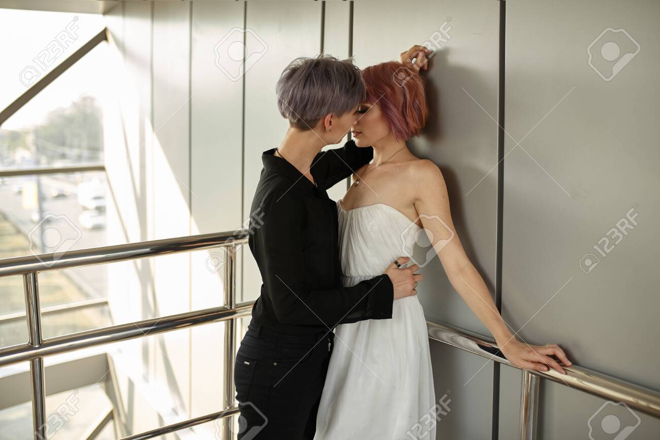 きれいなレズ画像 美しいレズビアンのカップルがベッドで抱きしめます。トーンの ...