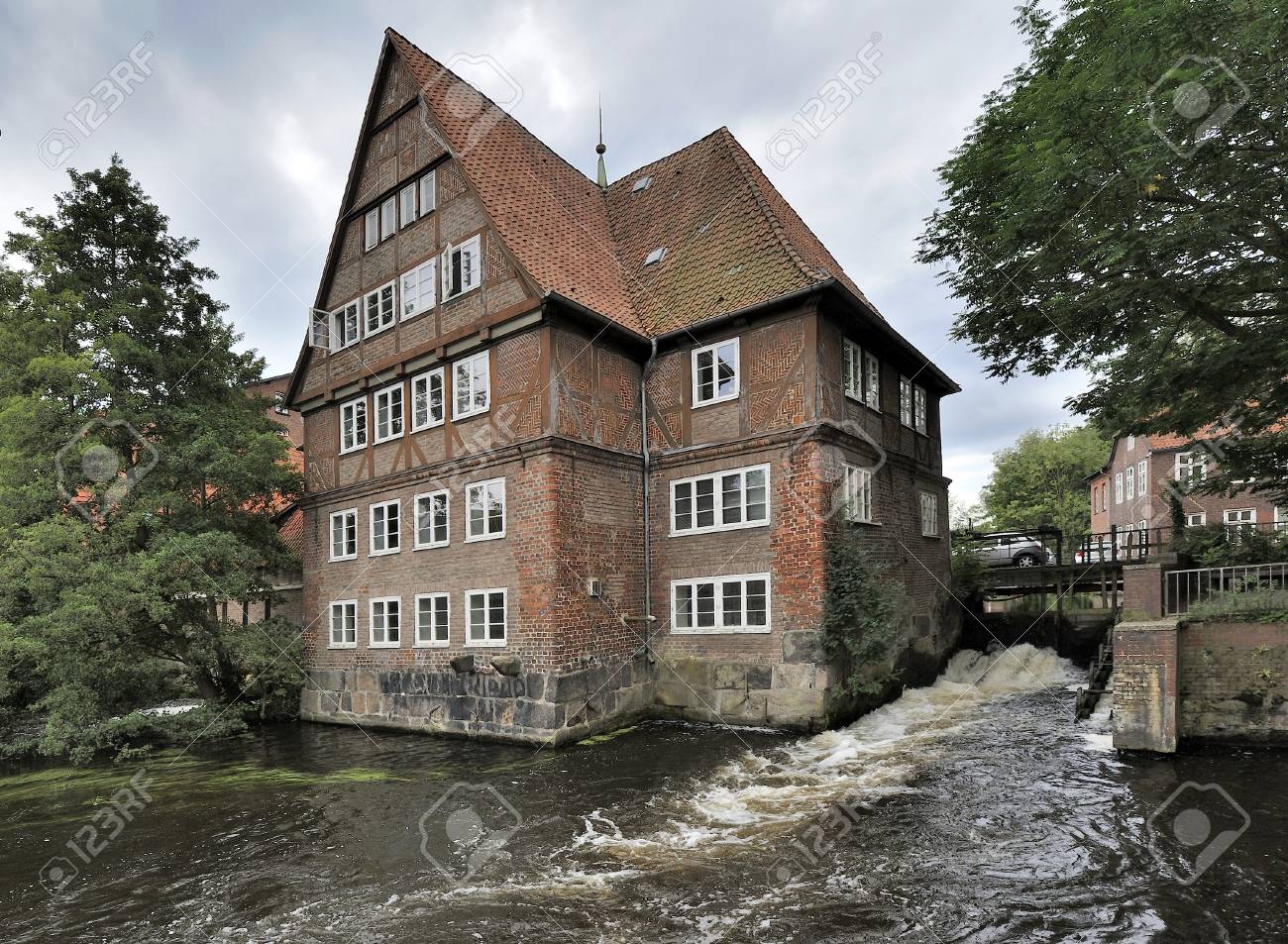 Ratsmuhle ドイツのリューネブルクのイルメナウ川の建物 の写真素材 画像素材 Image