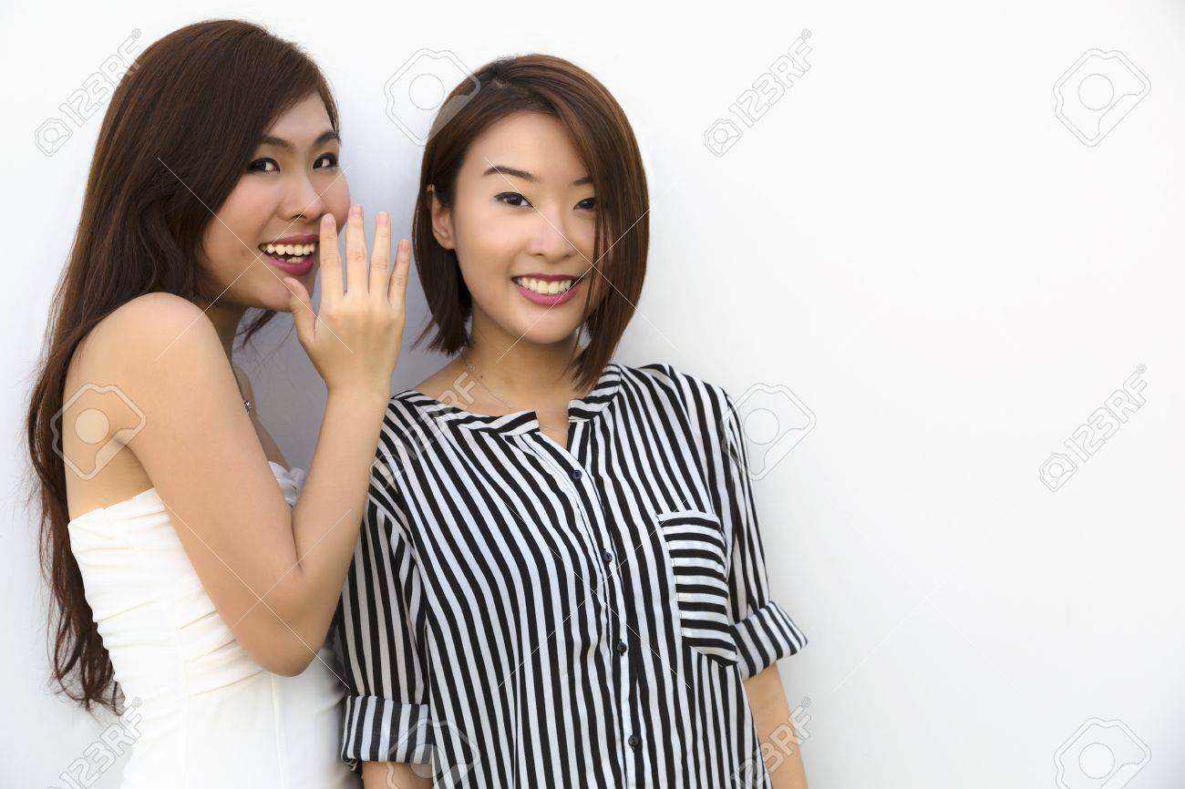 2 若いアジア仲良しの秘密を共有 の写真素材 画像素材 Image