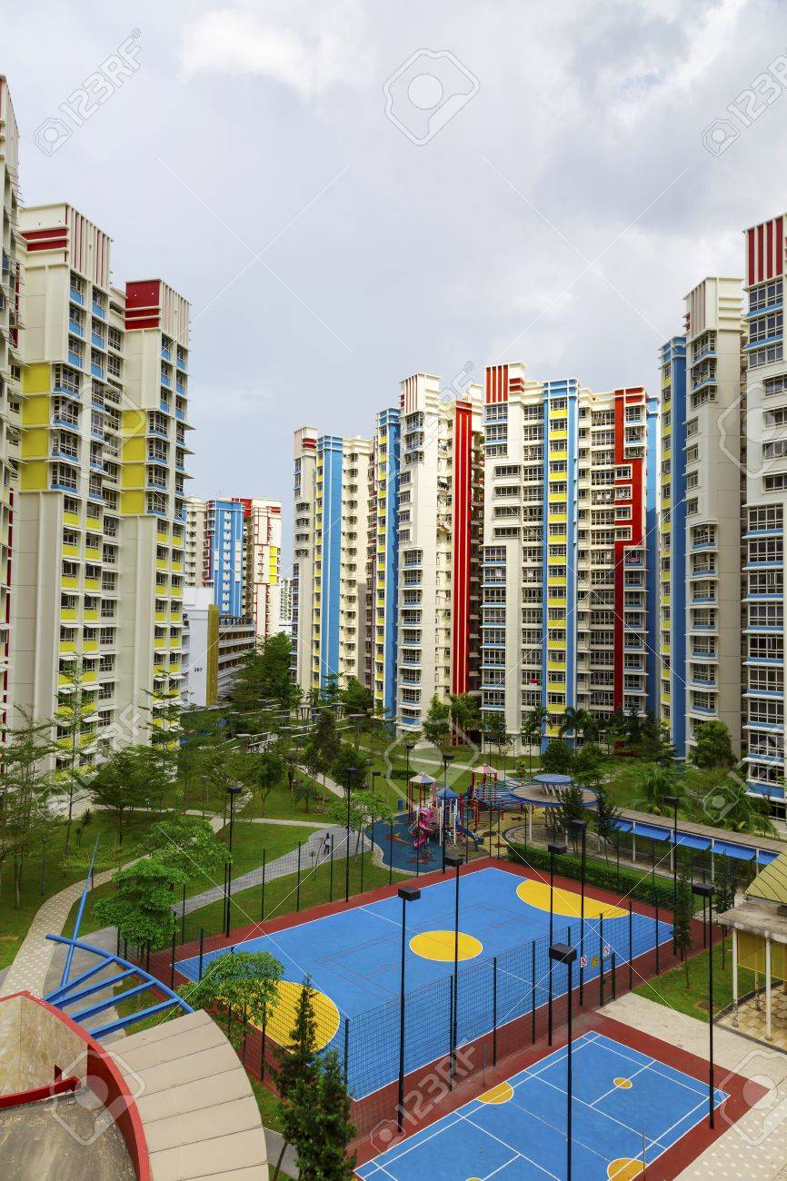 駐車場と遊び場の新しいカラフルな近所の不動産 の写真素材 画像素材 Image 8790