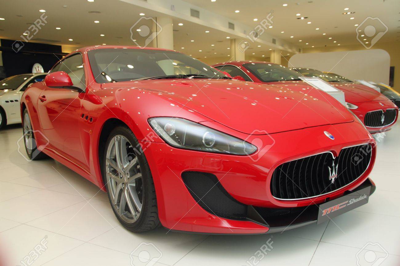 ナザ イタリアのショールームでマセラティ グランツーリスモ スポーツ車 の写真素材 画像素材 Image