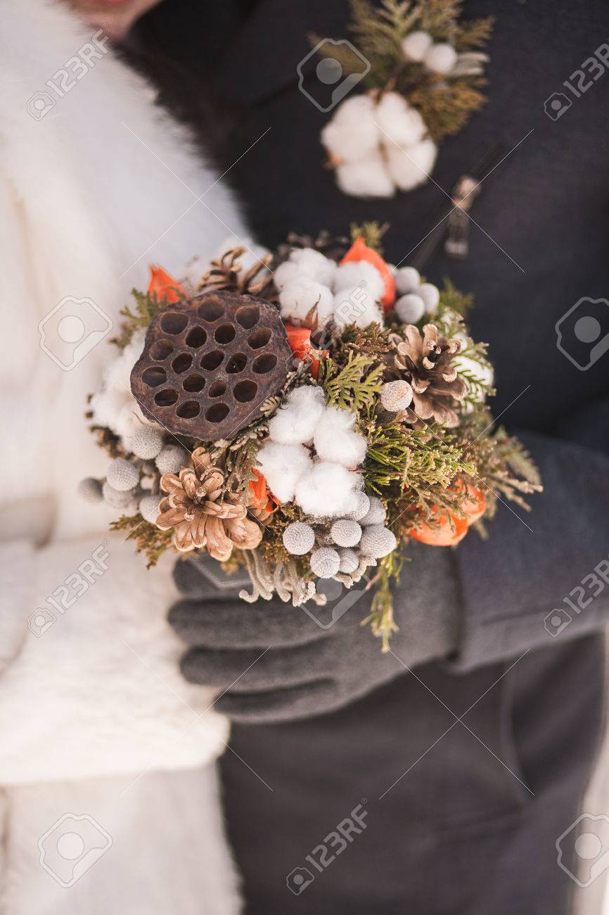 Schone Winter Braut Hochzeit Blumenstrauss In Den Handen Von Braut Und Brautigam Aus Getrockneten Lotusblume Baumwolle Blumen Tannenzapfen Lizenzfreie Fotos Bilder Und Stock Fotografie Image