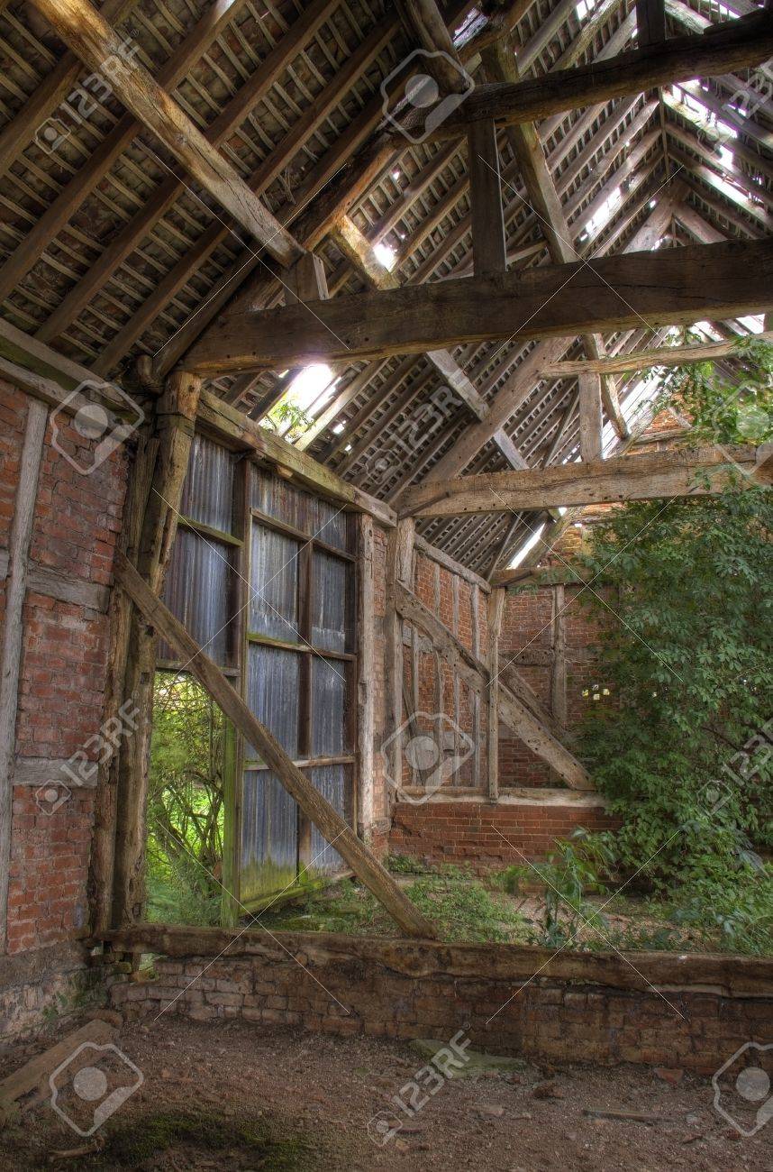 木造やレンガ英語納屋インテリアを構築しました の写真素材 画像素材 Image