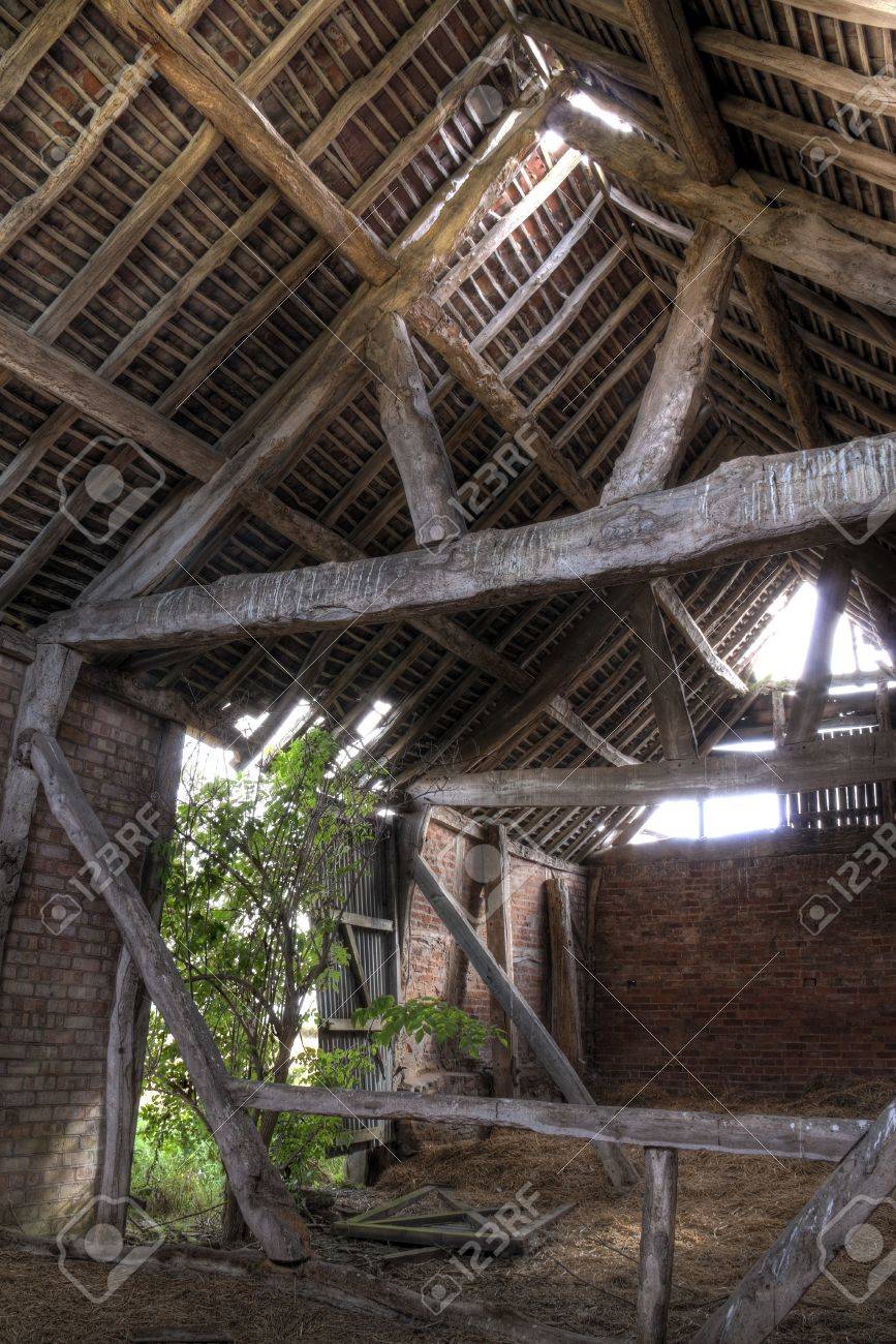 木造やレンガ英語納屋インテリアを構築しました の写真素材 画像素材 Image