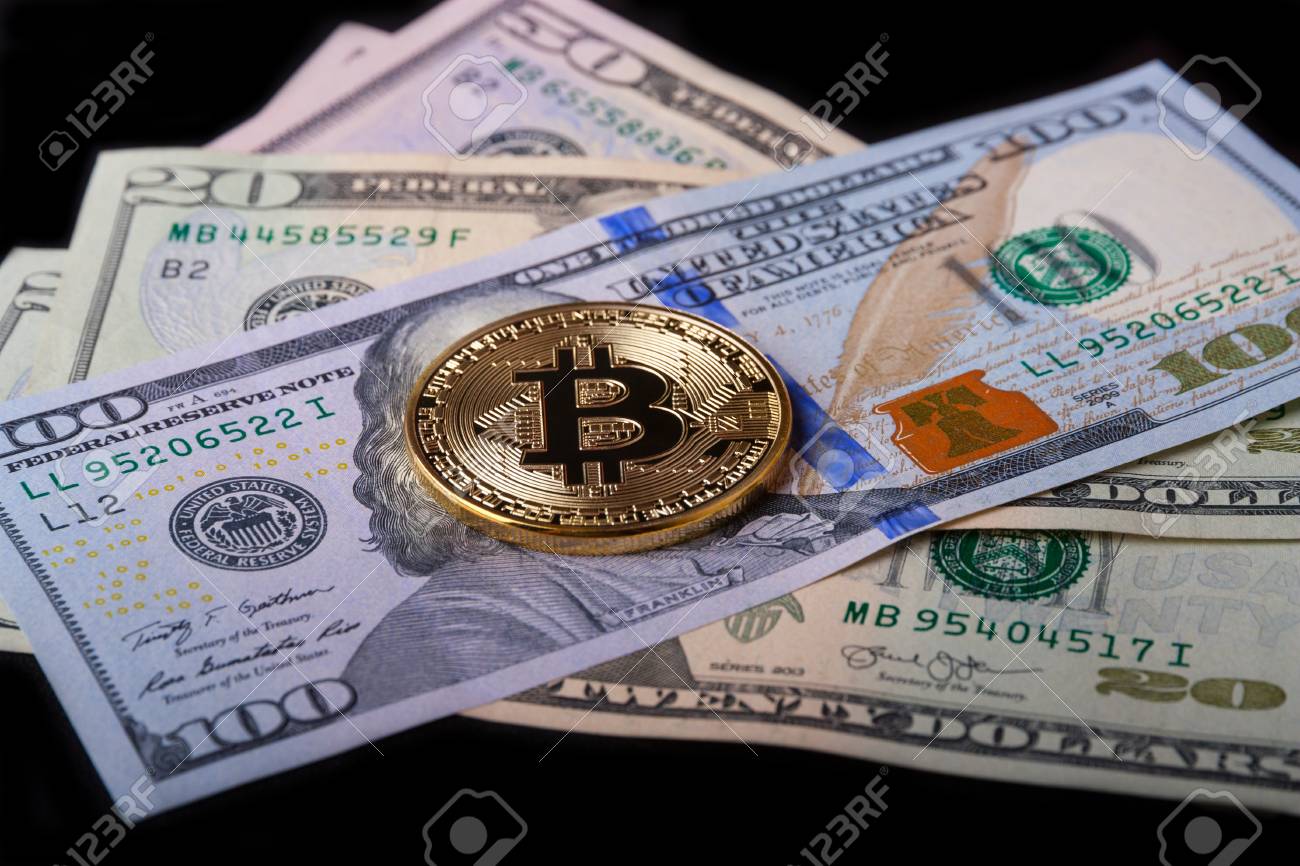 ドル札にゴールデンビットコイン 仮想通貨 Vs フィアットマネー の写真素材 画像素材 Image
