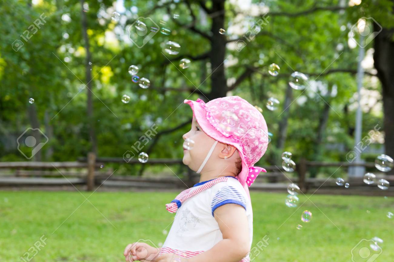 赤ちゃんとシャボン玉の肖像画 の写真素材 画像素材 Image 赤ちゃんとシャボン玉の肖像画 の写真素材 画像素材 Image