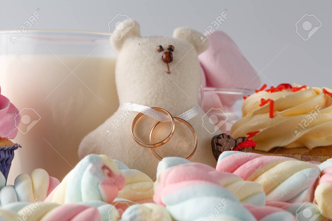 お菓子 おもちゃのクマ 指輪と結婚式の装飾 の写真素材 画像素材 Image お菓子 おもちゃのクマ 指輪と結婚式の装飾 の写真素材 画像素材 Image