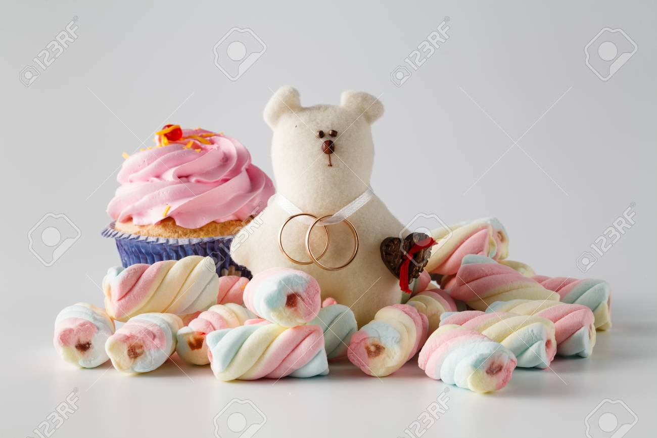 お菓子 おもちゃのクマ 指輪と結婚式の装飾 の写真素材 画像素材 Image