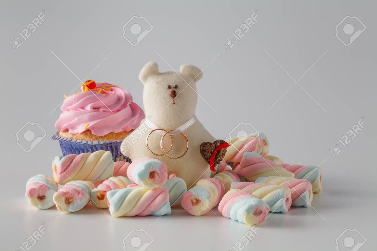 お菓子 おもちゃのクマ 指輪と結婚式の装飾 の写真素材 画像素材 Image お菓子 おもちゃのクマ 指輪と結婚式の装飾 の写真素材 画像素材 Image