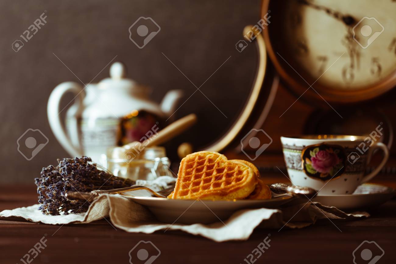 70015412-fr%C3%BChst%C3%BCck-mit-waffeln-und-teetasse.jpg