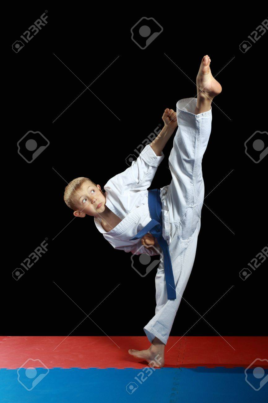 黒に白い空手衣 の実行で回し蹴り選手 の写真素材 画像素材 Image