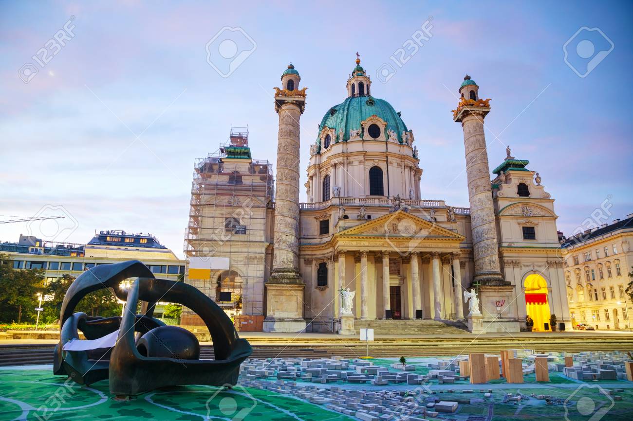 カールス教会 カールス 日の出でオーストリアのウィーンで の写真素材 画像素材 Image