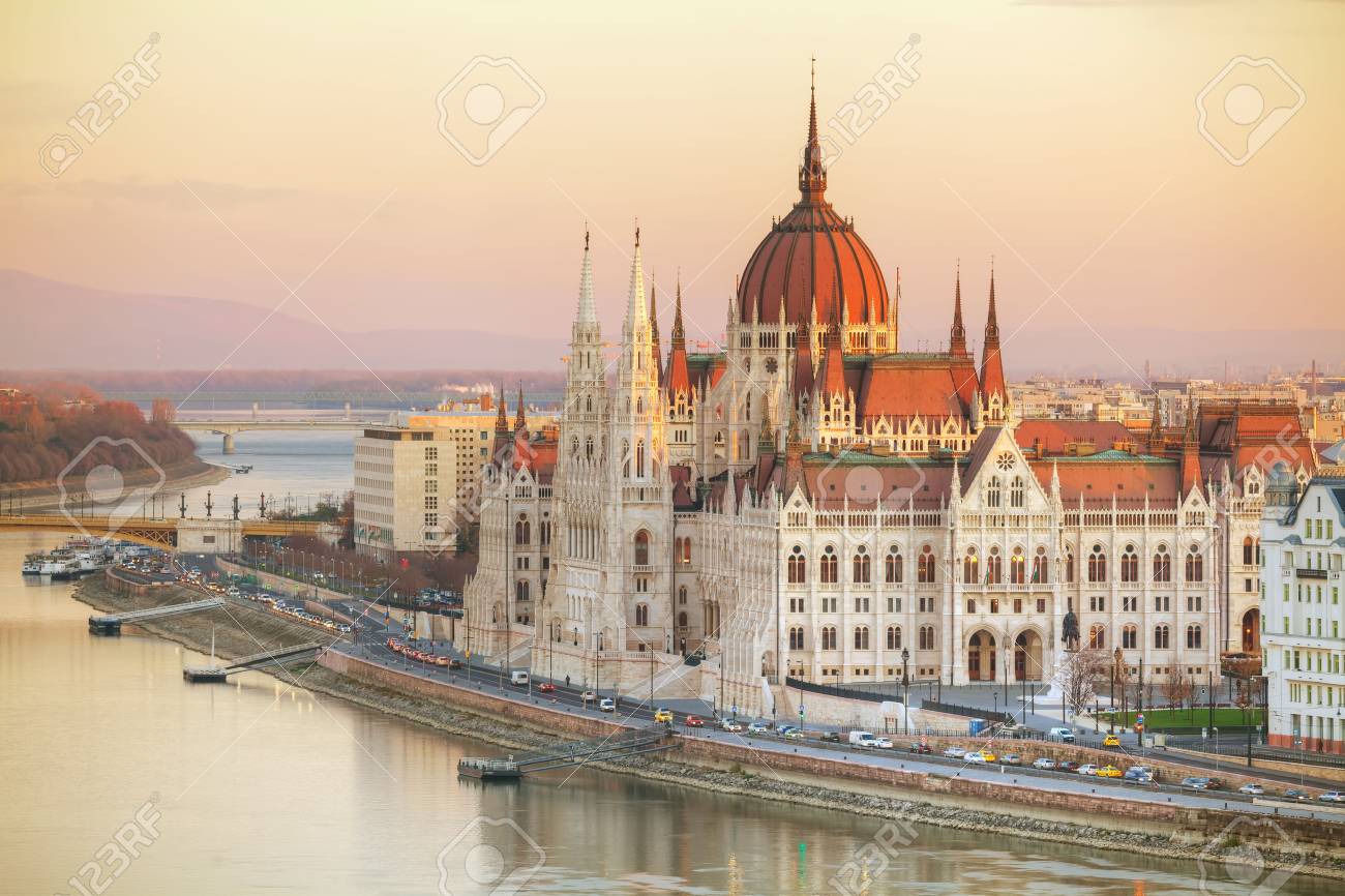 Bâtiment Du Parlement à Budapest En Hongrie Au Lever Du Soleil