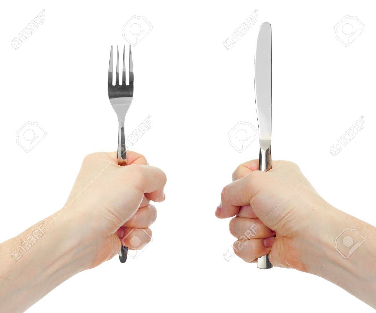человек с тарелкой. столовые приборы в руках. вилка и нож в руках. руки с ножом и вилкой. рука с вилкой.