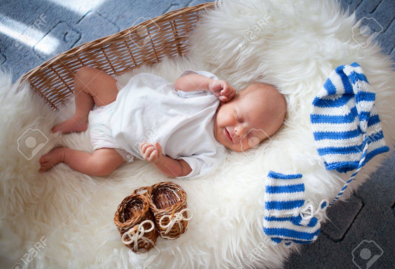 Dormir Bebe Nouveau Ne Dans Le Panier En Osier Couche Sur Peau De Mouton Banque D Images Et Photos Libres De Droits Image