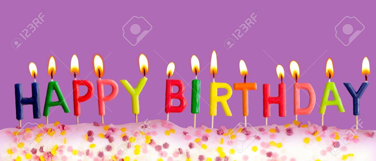 Joyeux Anniversaire Ont Allume Des Bougies Sur Fond Violet Banque D Images Et Photos Libres De Droits Image