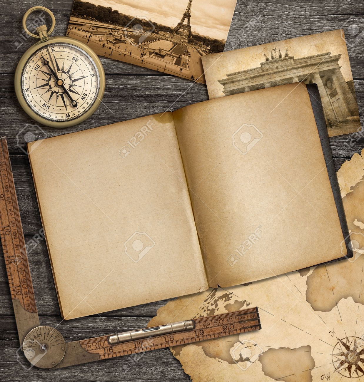ビンテージ マップ コピーブックおよびコンパスの冒険航海背景 の写真素材 画像素材 Image