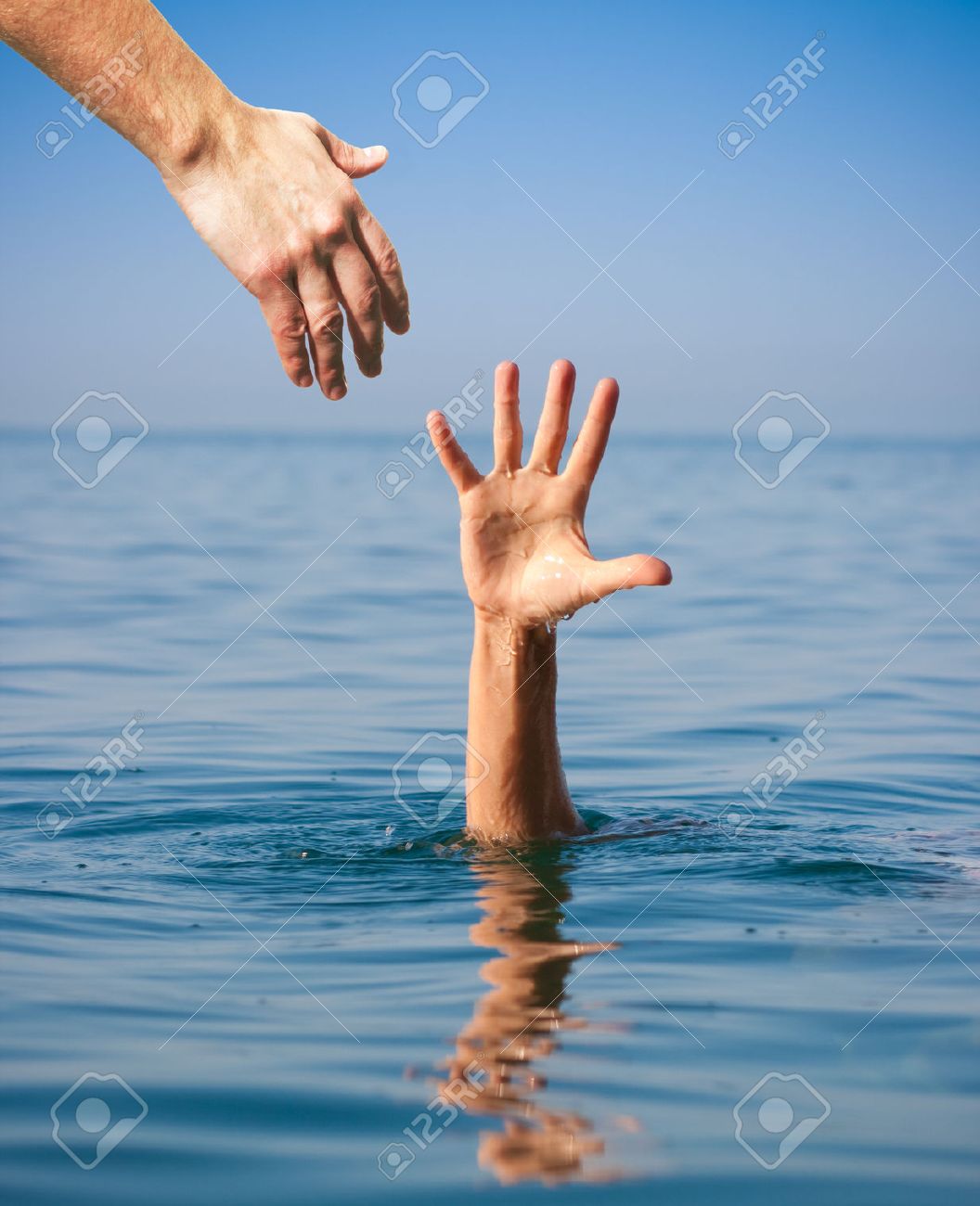 海の男の溺死に与える救いの手 の写真素材 画像素材 Image