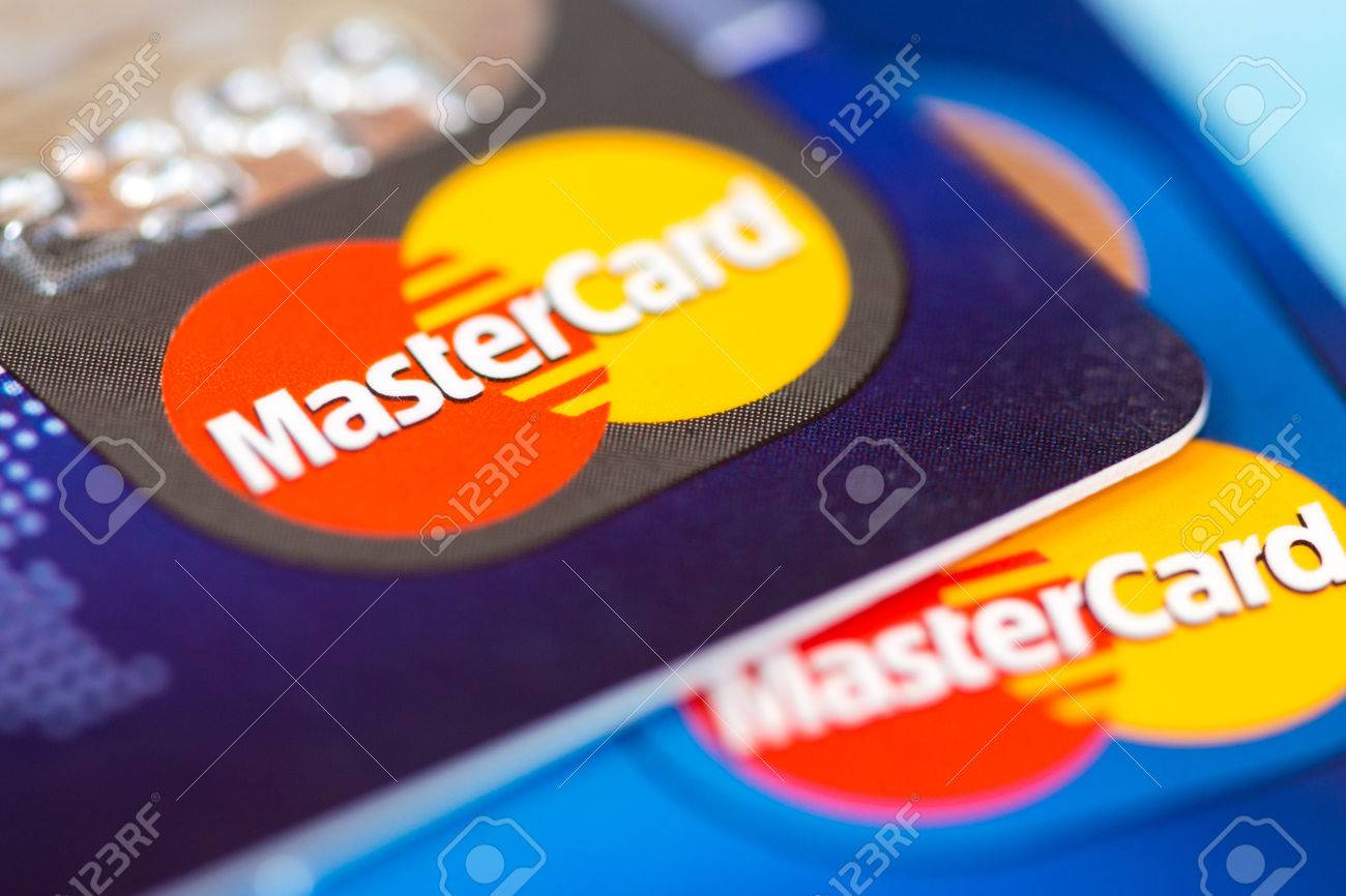 톰 스크, 러시아 -2011 년 8 월 6 일 : 마스터 카드 신용 카드 스택. 마스터 카드는 세계의 신용 카드 회사를 이끌어가는 회사  중 하나입니다. 로열티 무료 사진, 그림, 이미지 그리고 스톡포토그래피.