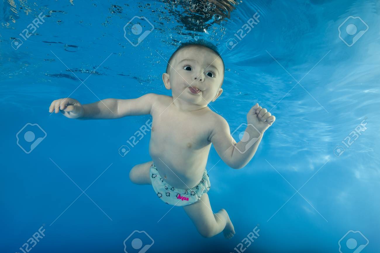 小さな男の子はプールで水中に潜ることを学ぶ の写真素材 画像素材 Image