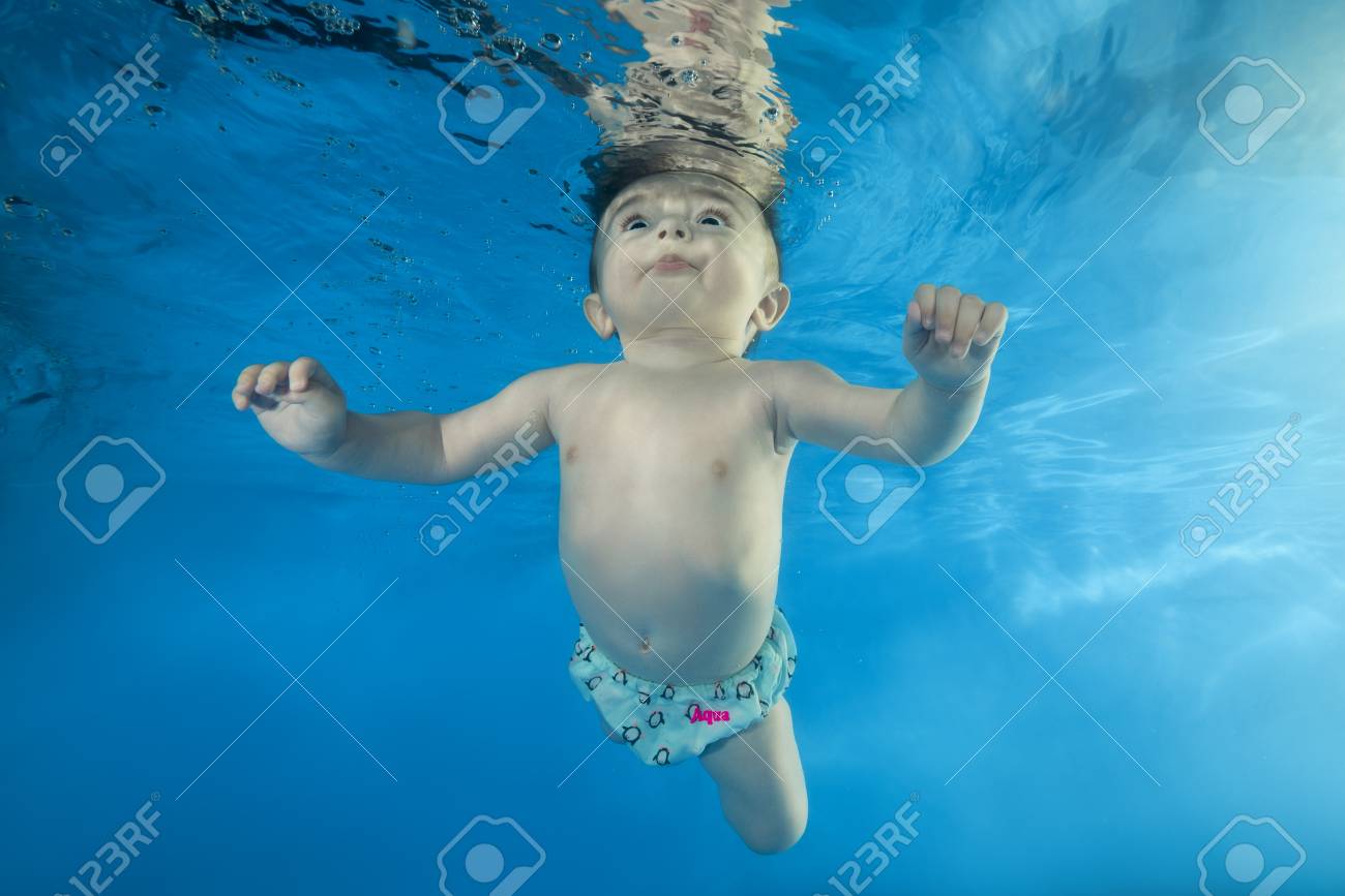小さな男の子はプールで水中に潜ることを学ぶ の写真素材 画像素材 Image