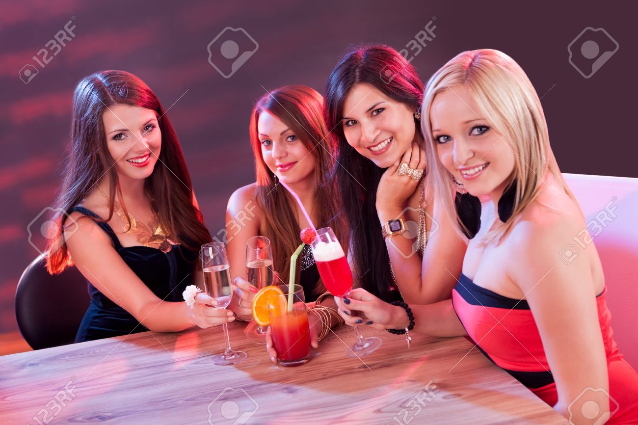 아웃 나이트 클럽에서 테이블에 데 칵테일 앉아 밤을 즐기는 여자 친구 로열티 무료 사진, 그림, 이미지 그리고 스톡포토그래피.  Image 15720081