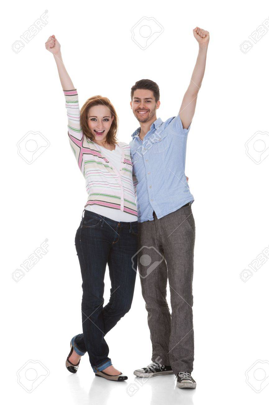 幸せな若いが白い背景の上を上げる手をカップルします の写真素材 画像素材 Image