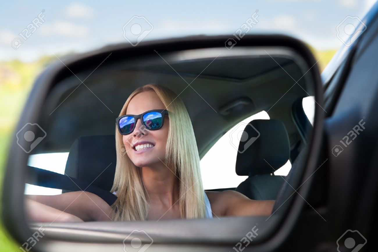 車を運転してサングラスを身に着けている若いブロンドの女性 の写真素材 画像素材 Image 車を運転してサングラスを身に着けている若いブロンドの女性 の写真素材 画像素材 Image