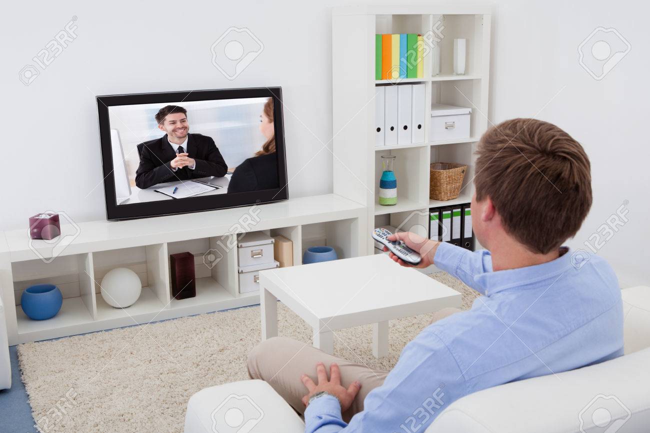Resultado de imagen para hombre viendo television