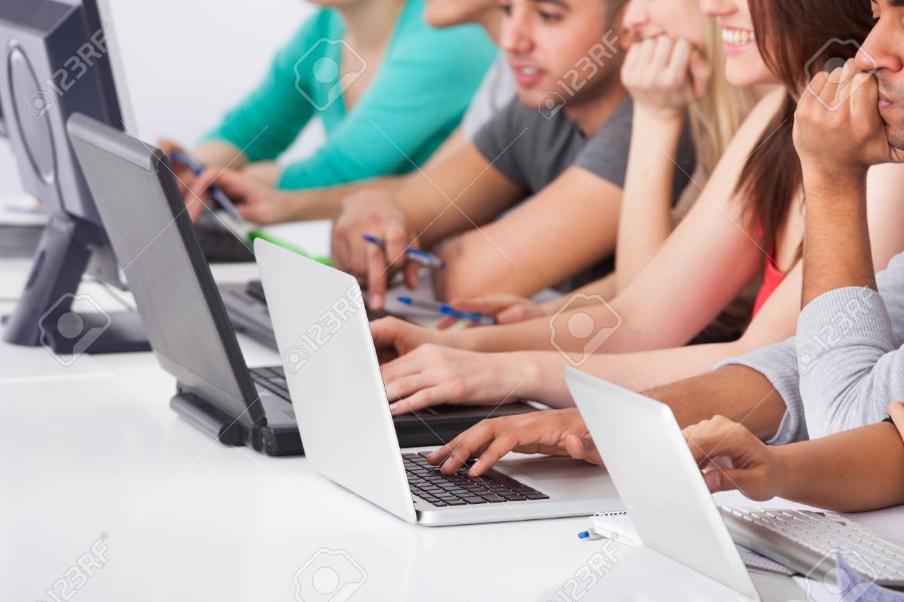 大学生のデスクでノート パソコンを使用してのトリミングされた画像 の写真素材 画像素材 Image