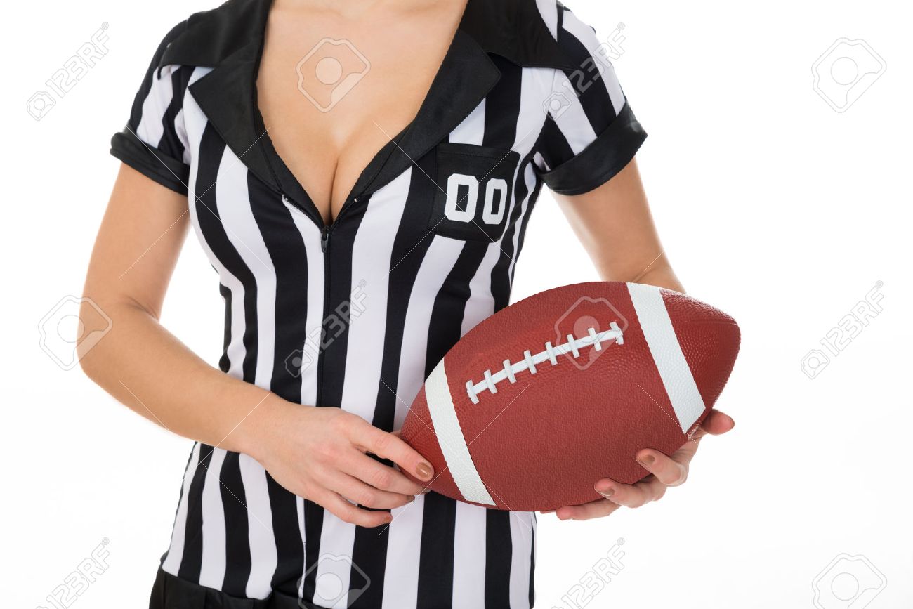 白い背景にアメリカン フットボールを保持している女性の審判のクローズ アップ の写真素材 画像素材 Image