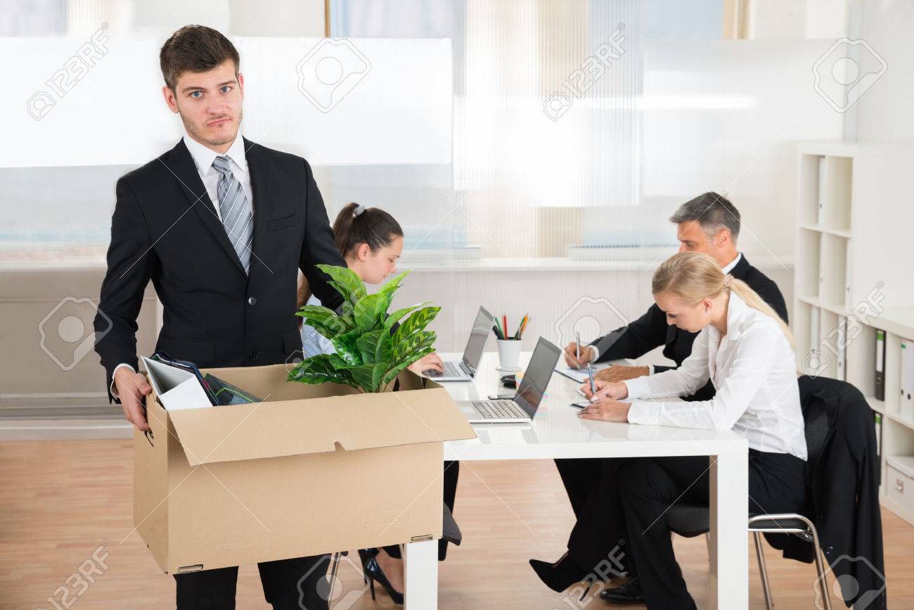 Unglucklicher Geschaftsmann Habseligkeiten In Box Tragen Wahrend Andere Leute Arbeiten Im Buro Lizenzfreie Fotos Bilder Und Stock Fotografie Image 46637216