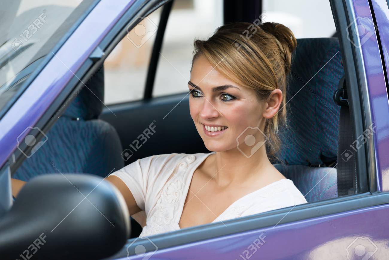 Lachelnde Schone Junge Frau Die Ihr Erstes Auto Antreibt Lizenzfreie Fotos Bilder Und Stock Fotografie Image 48365779